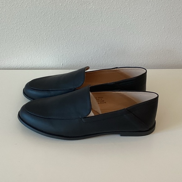 New WB Journee collection Classic Black Loafers for Women - Picture 2 of 5